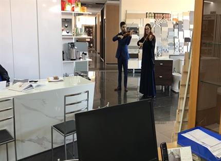 Violinistas tocam de surpresa no showroom da CIMACA
